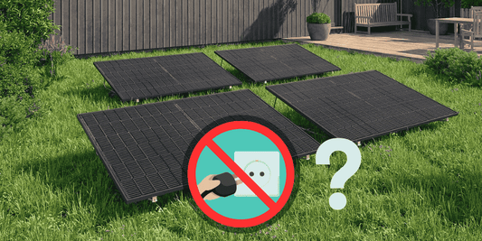 Vier Solarmodule im Garten mit Illustration durchgestrichener Schuko-Stecker und Fragezeichen