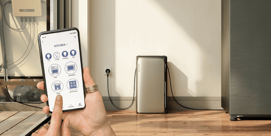 EcoFlow-Stream-Speicher im Wohnzimmer und Smartphone-App im Vordergrund