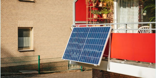 Solarmodul an einem Balkon montiert 