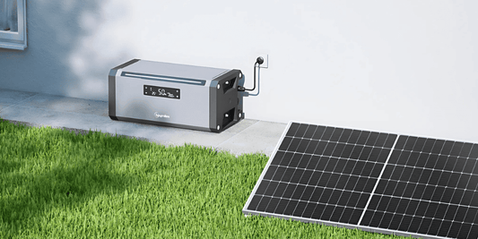 Hoymiles HiBattery 1920 AC im Garten mit Balkonkraftwerk