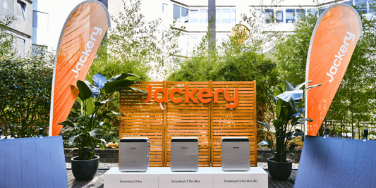 3 Jackery SolarVault 3 Speicher draußen ausgestellt