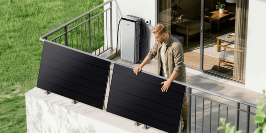 SolarVault 3 Pro auf dem Balkon mit Solarmodulen