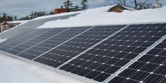 Solarpanel im Schnee