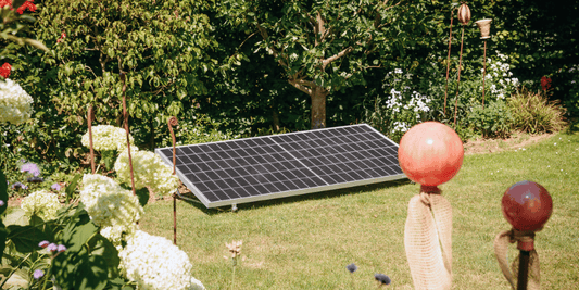 Solaranlage in einem Garten 