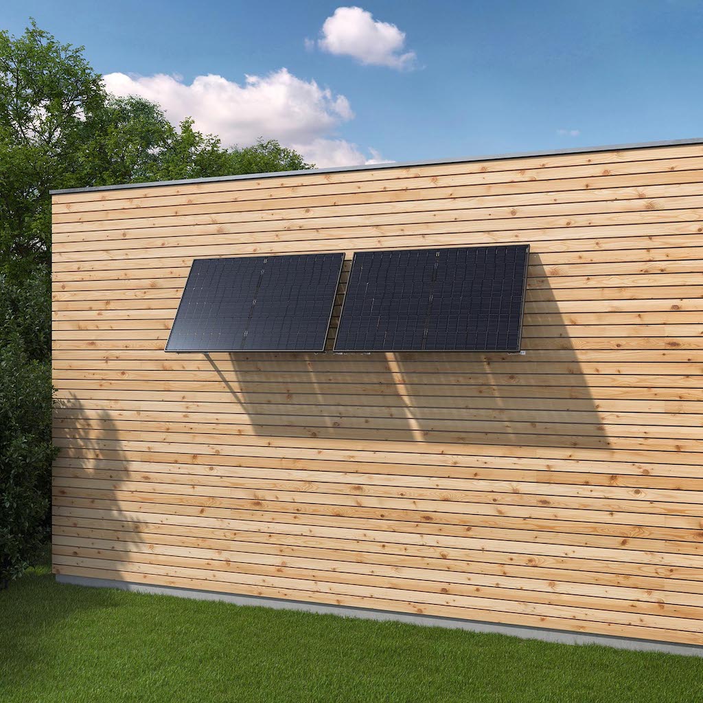 Yuma-Front-Balkonkraftwerk an einer Fassade mit zwei Solarmodulen