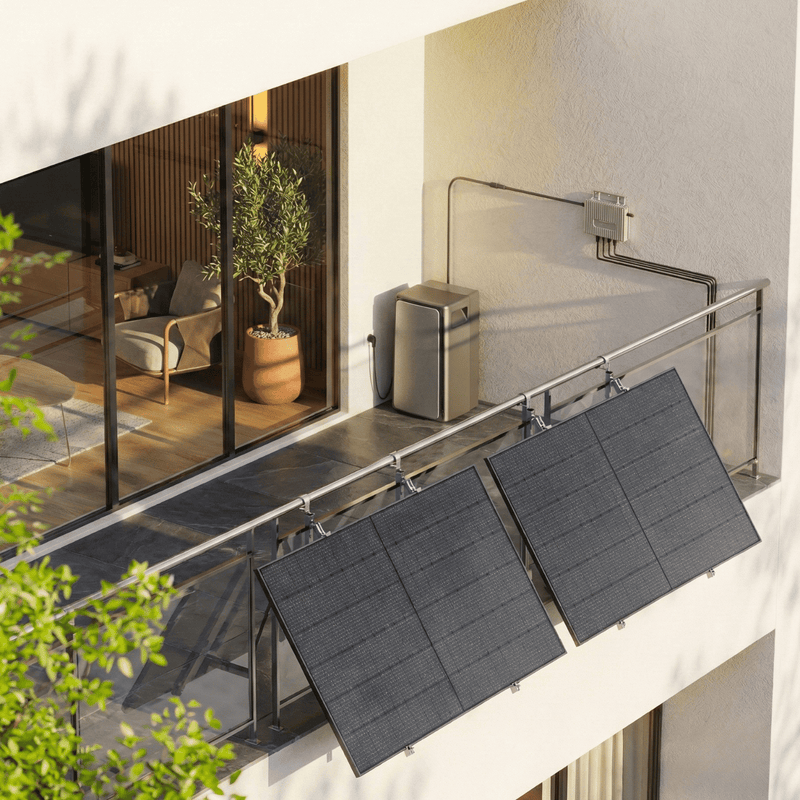 Balkonkraftwerk-Speicher mit Solarmodulen auf dem Balkon