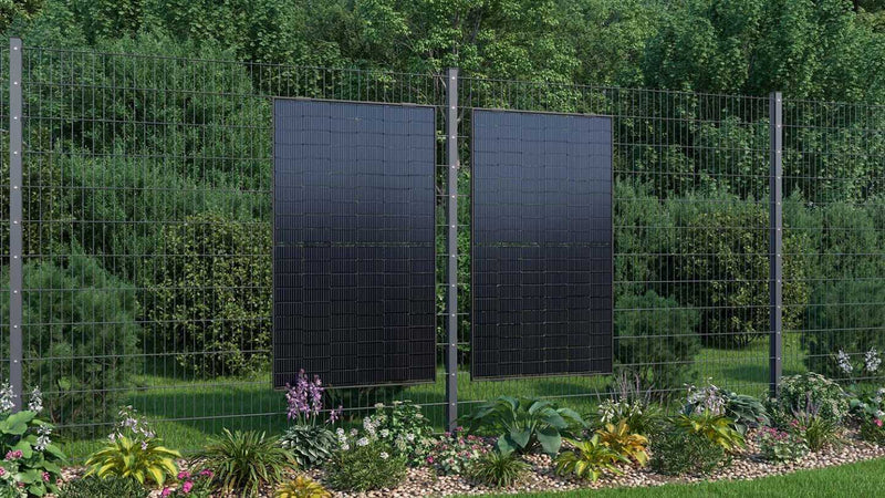 Gitterstabzaun mit zwei Solarmodulen