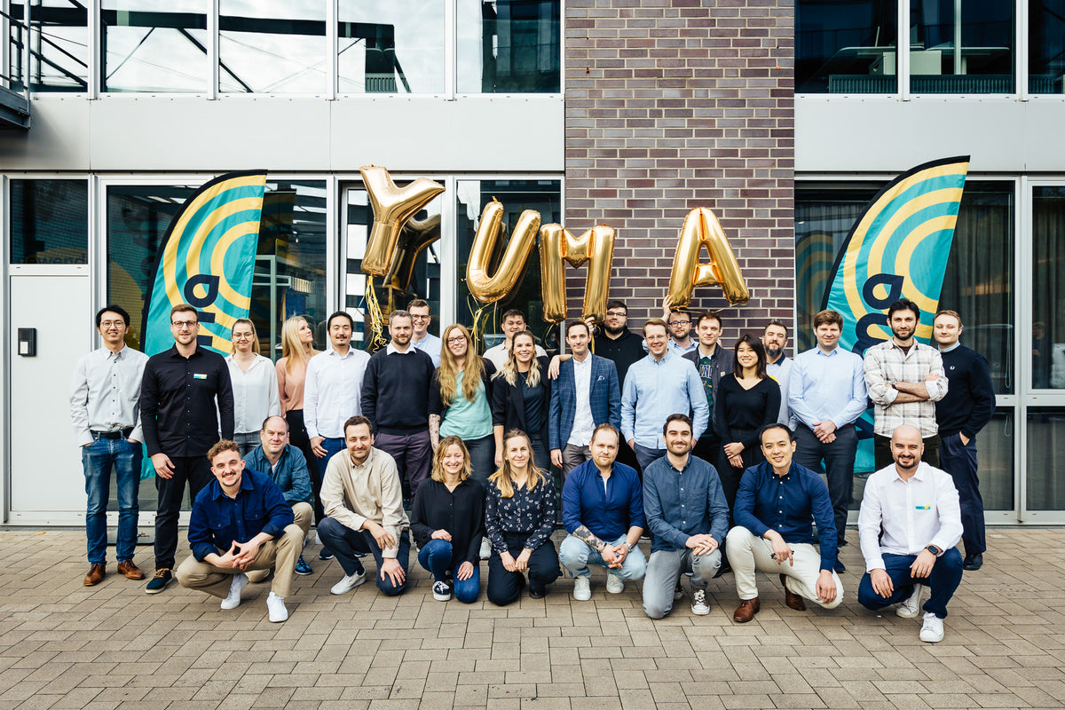 Yuma-Team vor dem Yuma-Store