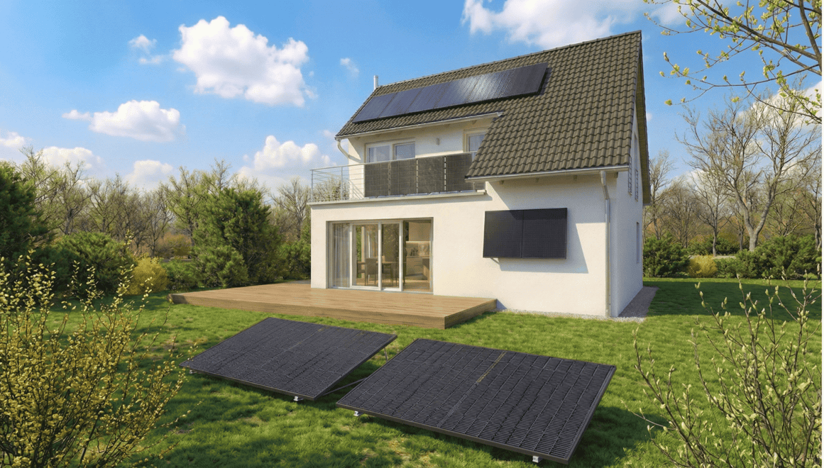 Haus mit Solarmodulen und Halterungen für Schrägdach, Balkon, Fassade und Garten