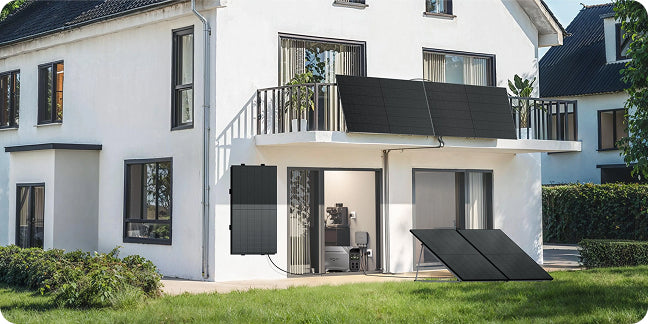 Haus mit Speicher und Solarmodulen an Balkon, Hauswand und Terrasse